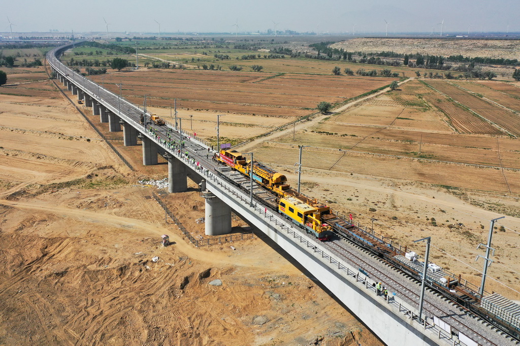 這是6月6日拍攝的包銀高鐵烏海黃河特大橋鋪軌施工現場（無人機照片）。新華社記者 李志鵬 攝