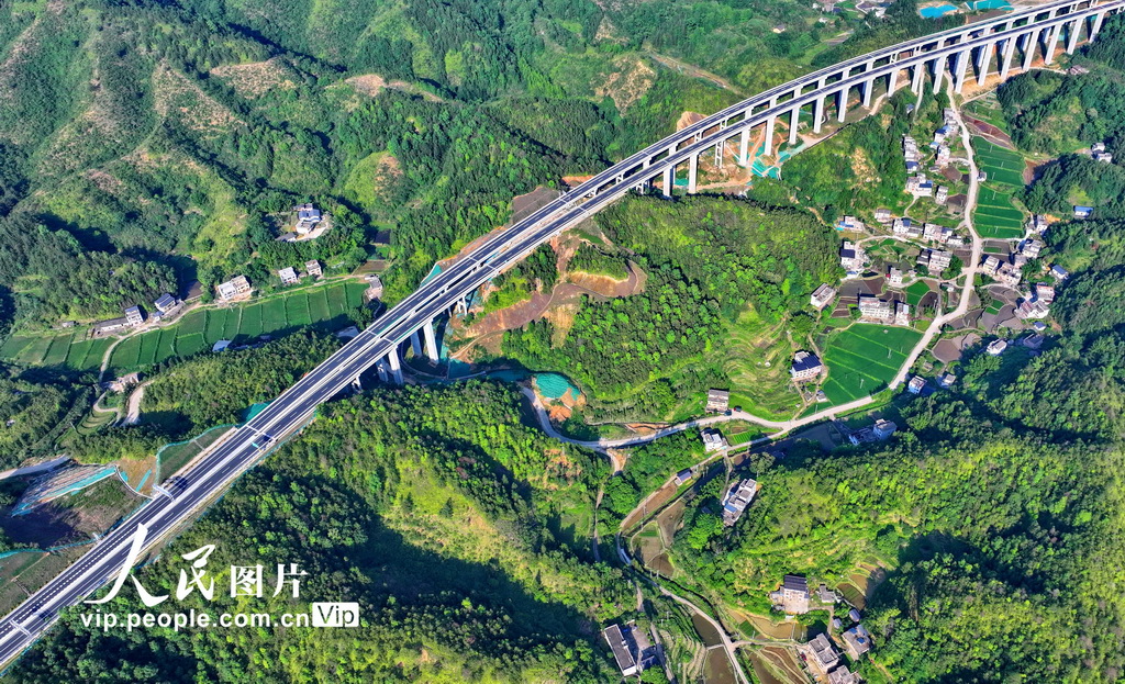 江西上猶:遂大高速愛聯村特大橋竣工【2】