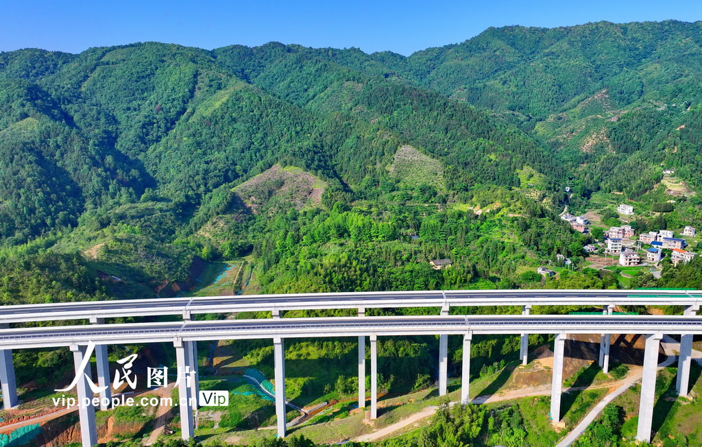 江西上猶:遂大高速愛聯村特大橋竣工【3】