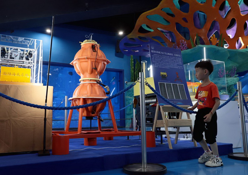 6月7日，一名小朋友在展覽現場了解超深水海底飛行節點地震儀。