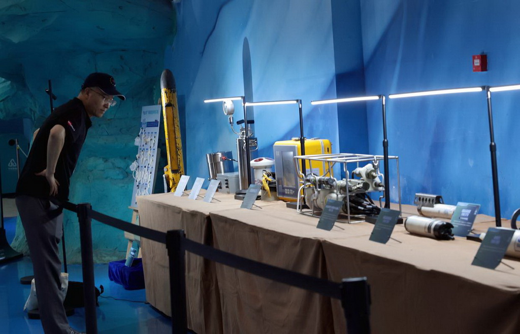 6月7日，參觀者在一組海洋探測儀器展品前駐足觀看。 