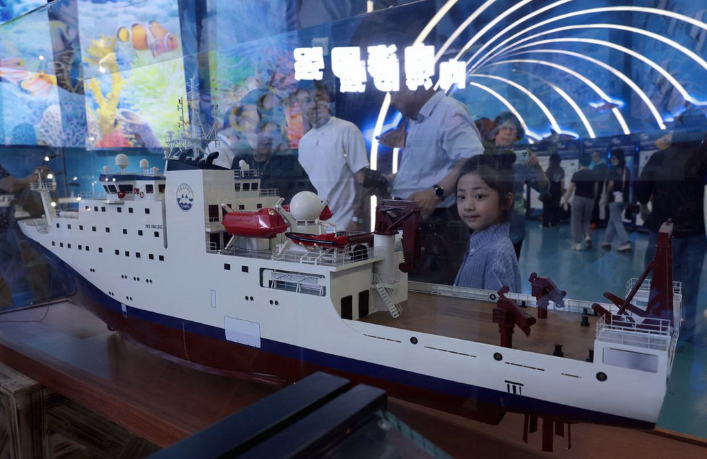 6月7日，一名小朋友在展覽現場觀看“大洋號”綜合調查船模型。