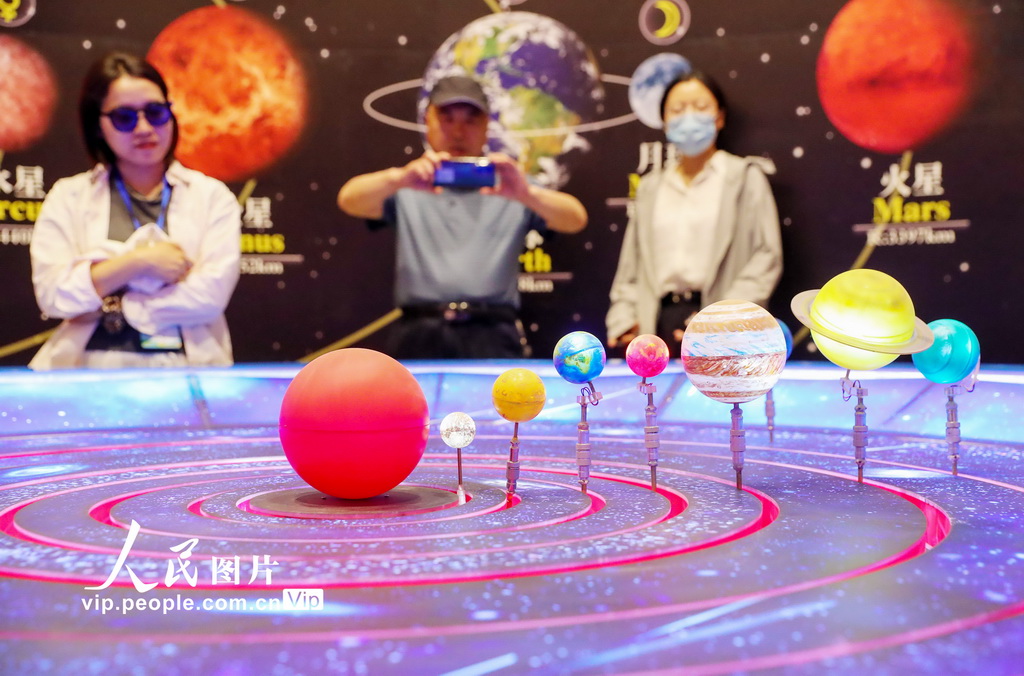 6月7日，游客在甘肅省武威市民勤縣摘星小鎮的星空探索區學習天文知識。