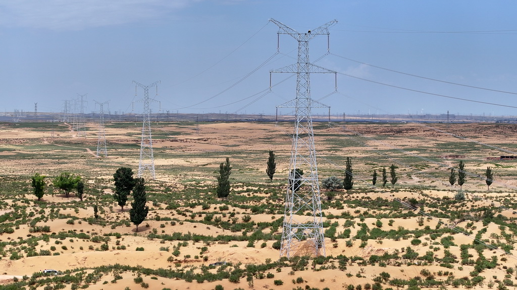 6月8日拍攝的寧國運靈武100萬千瓦光伏復合項目330千伏輸變電工程線路（無人機照片）。