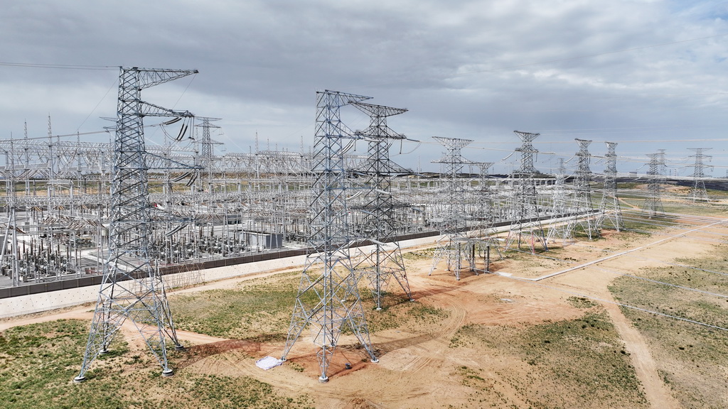 6月8日拍攝的寧國運靈武100萬千瓦光伏復合項目330千伏輸變電工程線路終點——北地750千伏變電站（無人機照片）。