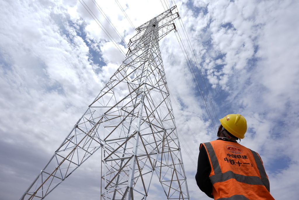 6月8日，中鐵十一局施工人員在進行線路貫通前的作業。