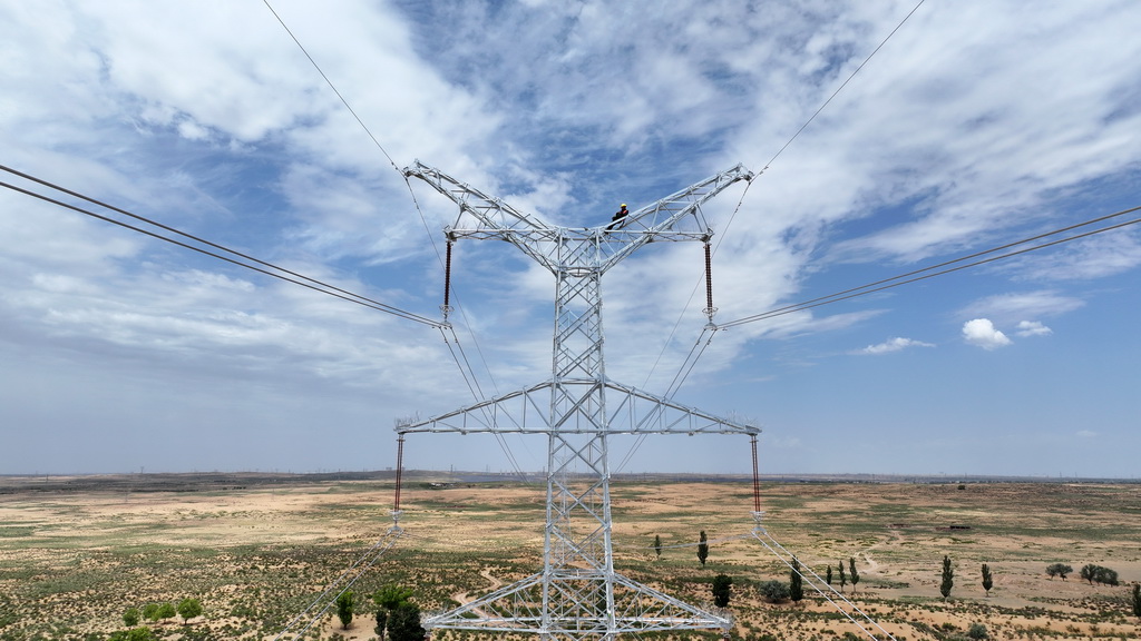 6月8日，中鐵十一局施工人員在進行線路貫通前的作業（無人機照片）。