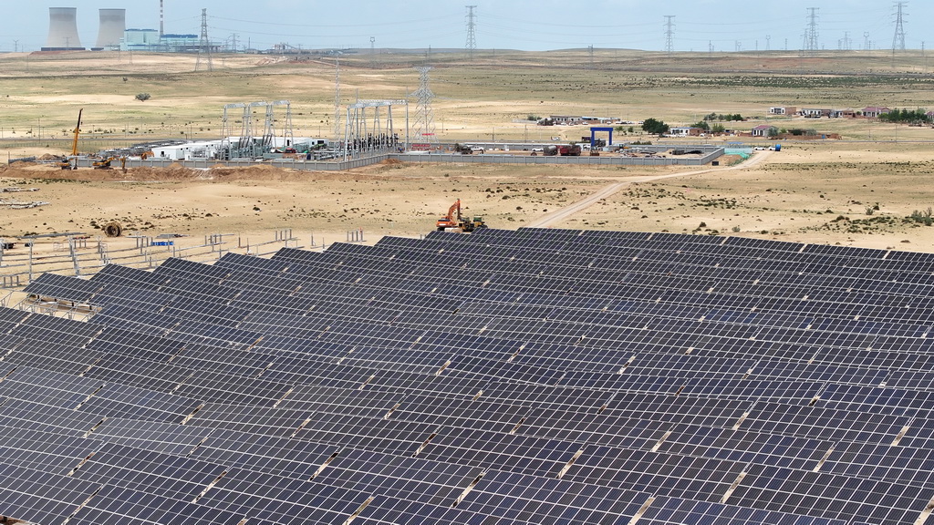 6月8日拍攝的寧國運靈武100萬千瓦光伏復合項目330千伏輸變電工程線路起點——靈武330千伏升壓站（無人機照片）。