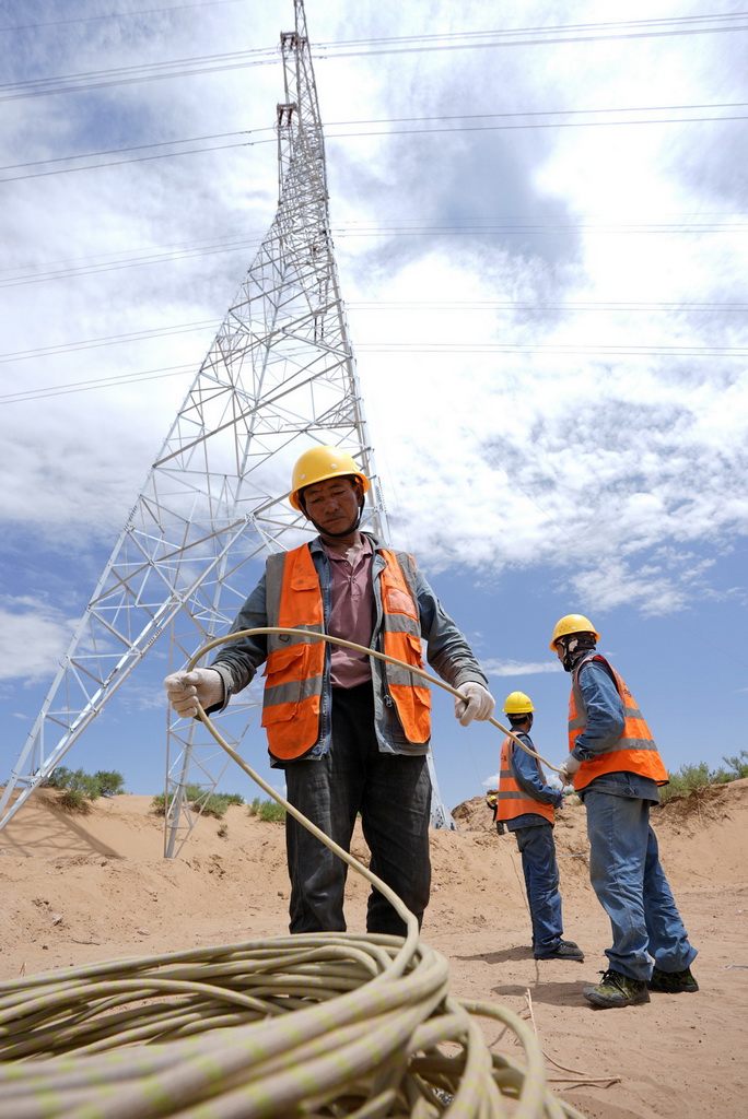 6月8日，中鐵十一局施工人員在進行線路貫通前的作業。