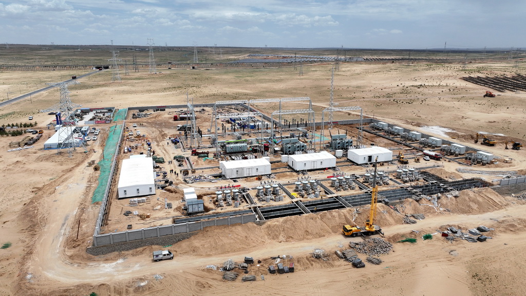 6月8日拍攝的寧國運靈武100萬千瓦光伏復合項目330千伏輸變電工程線路起點——靈武330千伏升壓站（無人機照片）。