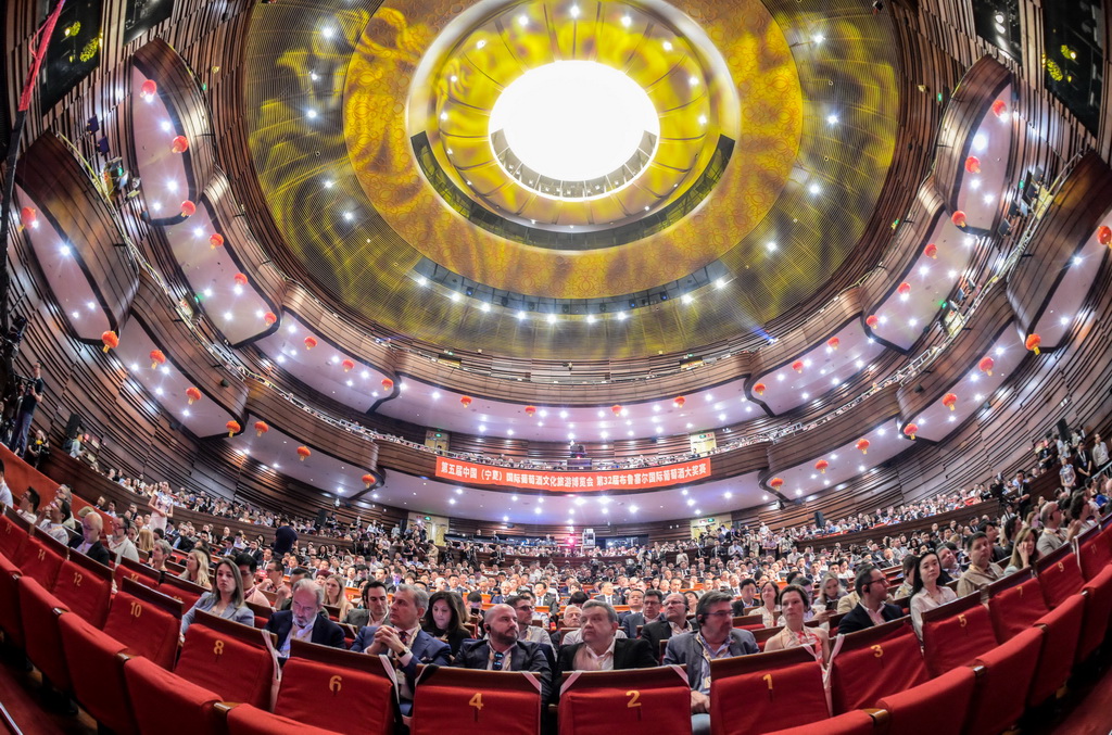 這是6月9日拍攝的第五屆中國（寧夏）國際葡萄酒文化旅游博覽會開幕式現場。 新華社記者 王鵬 攝