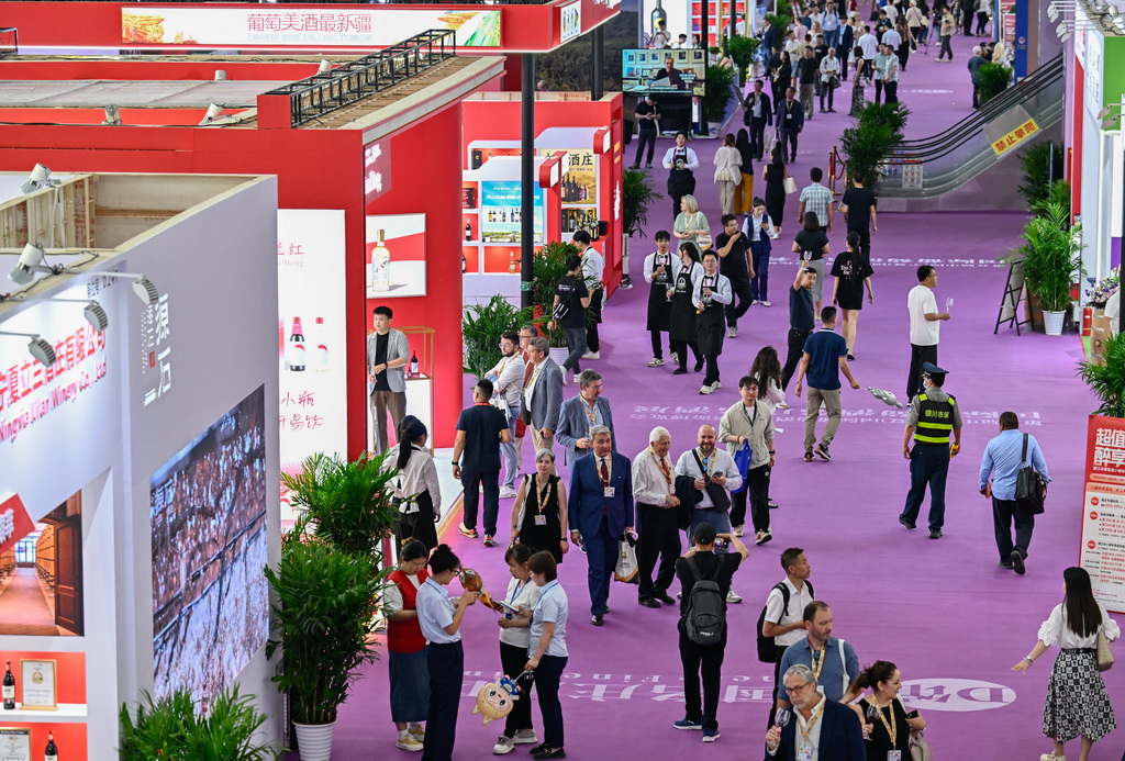 這是博覽會期間舉行的國際葡萄酒名莊名酒展（6月9日攝）。新華社記者 王鵬 攝