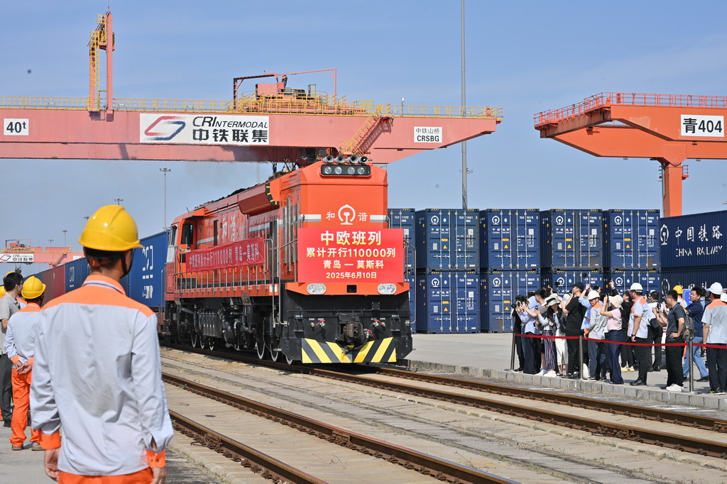 6月10日，由青島開往莫斯科的75052次中歐班列從青島膠州站開出。新華社記者 尹棟遜 攝