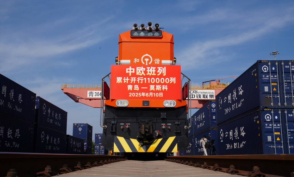 6月10日，由青島開往莫斯科的75052次中歐班列在青島膠州站等候發車。新華社記者 尹棟遜 攝
