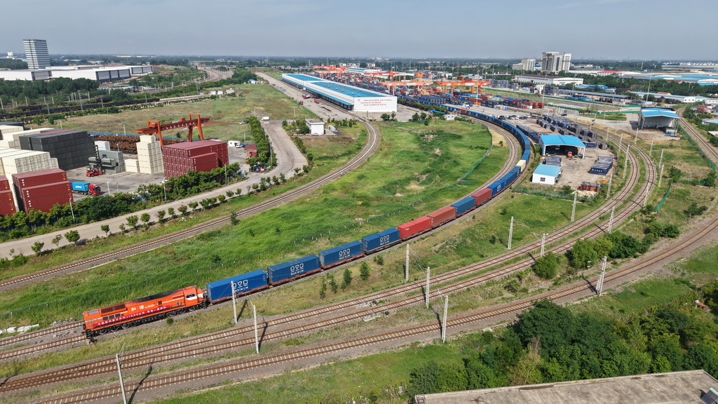 6月10日，75052次中歐班列從青島膠州站駛出（無人機照片）。新華社記者 李紫恒 攝