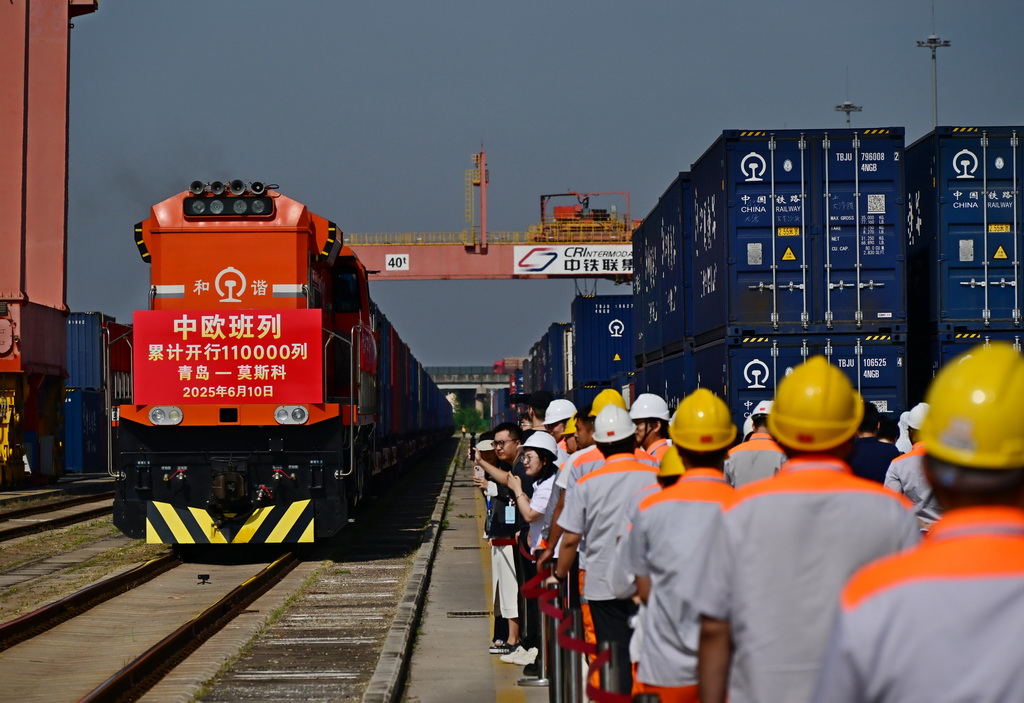 6月10日，在青島膠州站，75052次中歐班列即將發車。新華社記者 李紫恒 攝