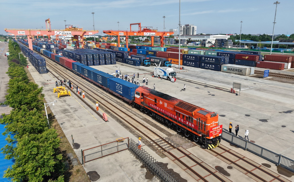 6月10日，75052次中歐班列從青島膠州站駛出（無人機照片）。新華社記者 李紫恒 攝