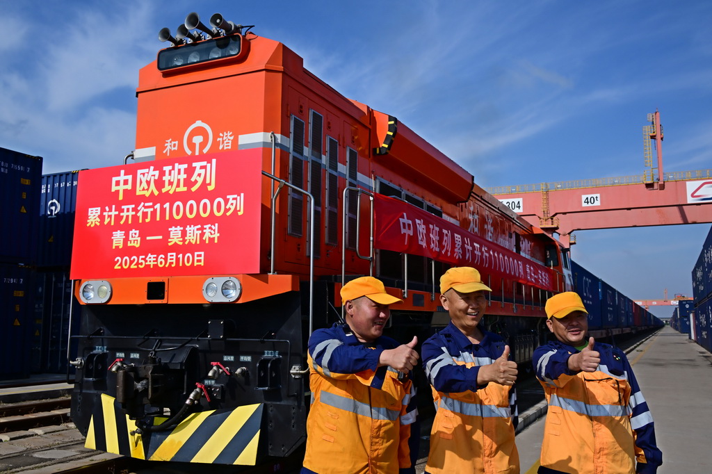 6月10日，在青島膠州站，鐵路工人在75052次中歐班列發車前合影。新華社記者 李紫恒 攝