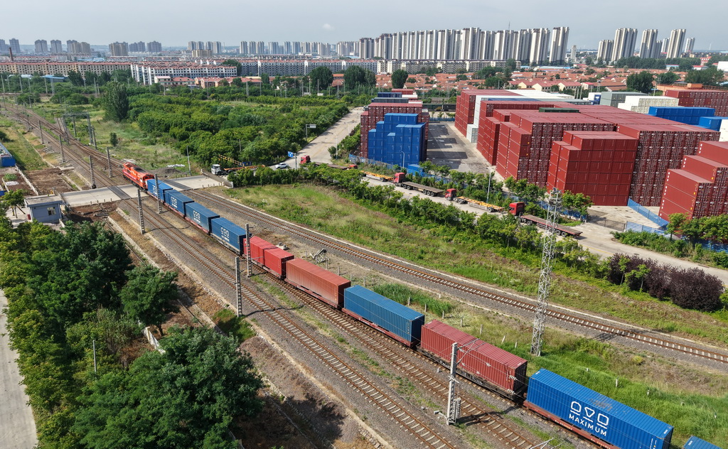 6月10日，75052次中歐班列從青島膠州站駛出（無人機照片）。新華社記者 李紫恒 攝