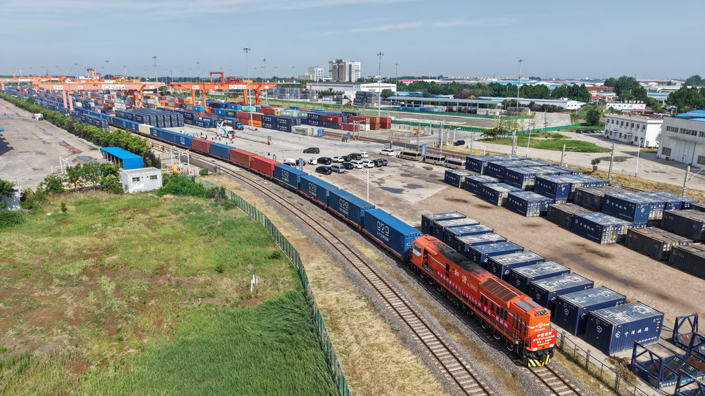 6月10日，75052次中歐班列從青島膠州站駛出（無人機照片）。新華社記者 李紫恒 攝