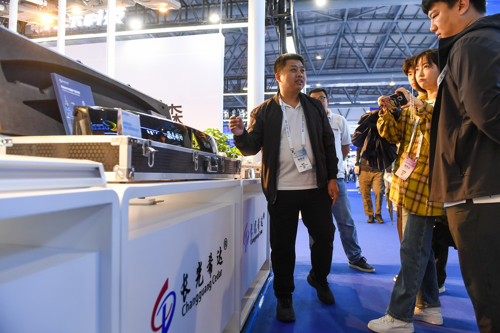6月10日，觀眾在2025長春光博會參觀。