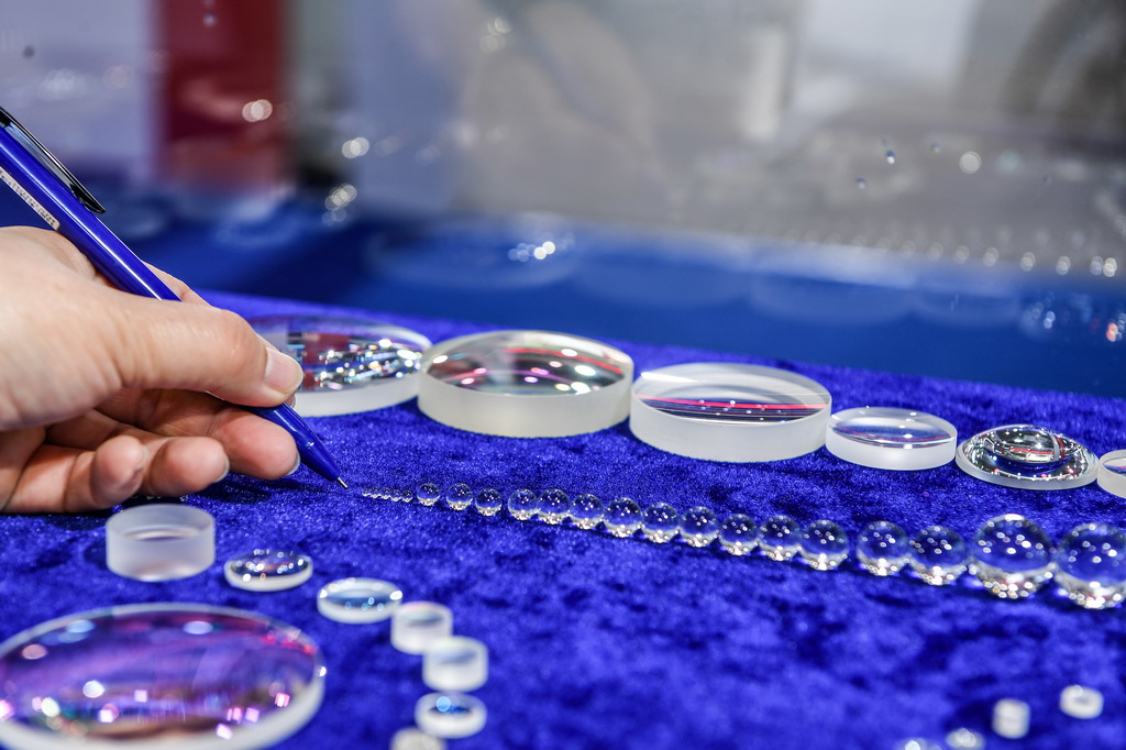 這是6月10日在2025長春光博會拍攝的一家參展企業展示的球面透鏡，最小一只直徑僅有1毫米。