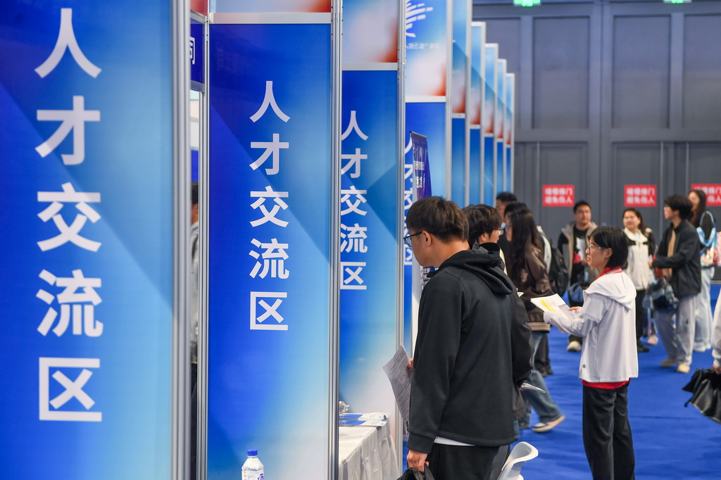 6月10日，在2025長春光博會光電領域尖端人才招聘會，應聘者查看招聘企業信息。