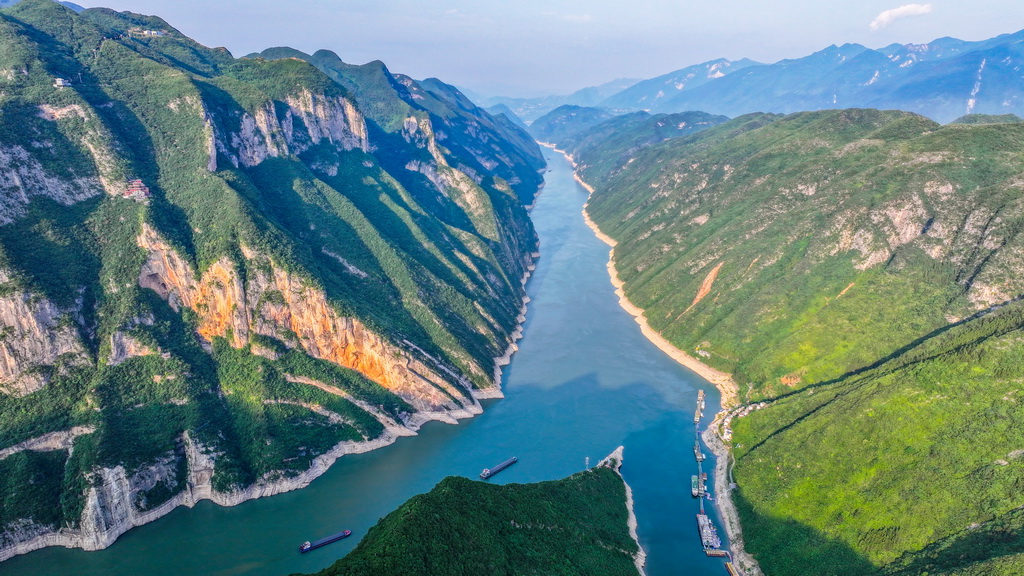 這是6月10日拍攝的長江巫峽一帶景色（無人機照片）。