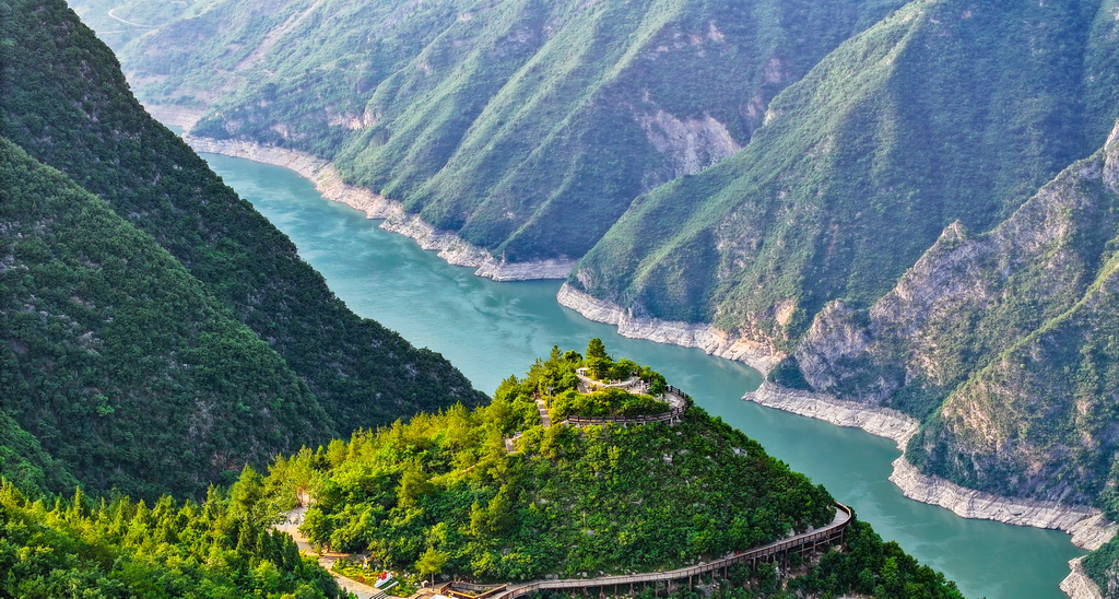 這是6月10日拍攝的長江巫峽一帶景色（無人機照片）。