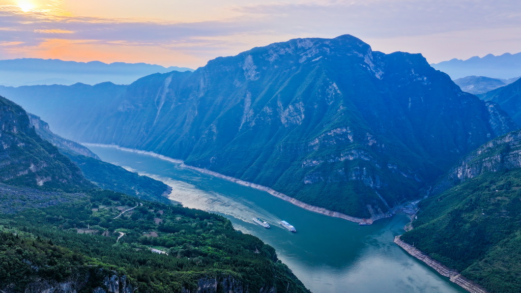 這是6月10日拍攝的長江巫峽一帶景色（無人機照片）。