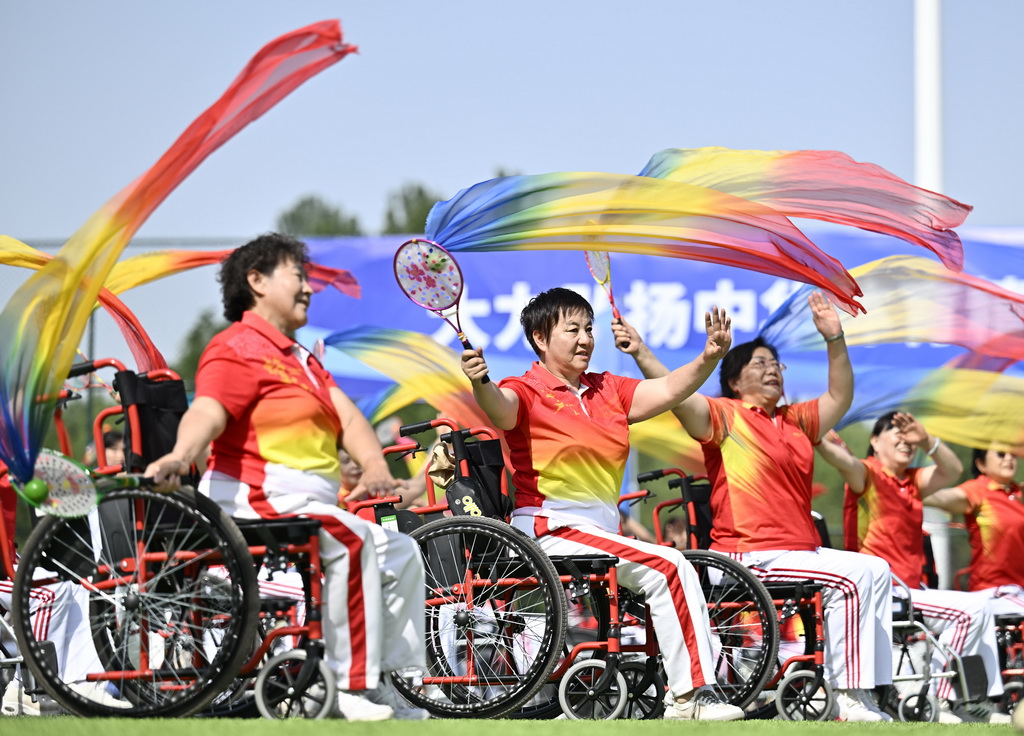 6月10日，群眾在活動上參加殘疾人柔力球展演。