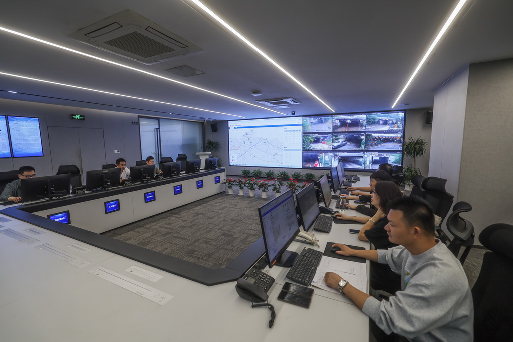 6月11日，嘉興市南湖區大橋鎮工作人員實時監測水利數字化系統大屏數據，及時掌握雨量、河道水位以及涵洞水位等，助力科學決策。