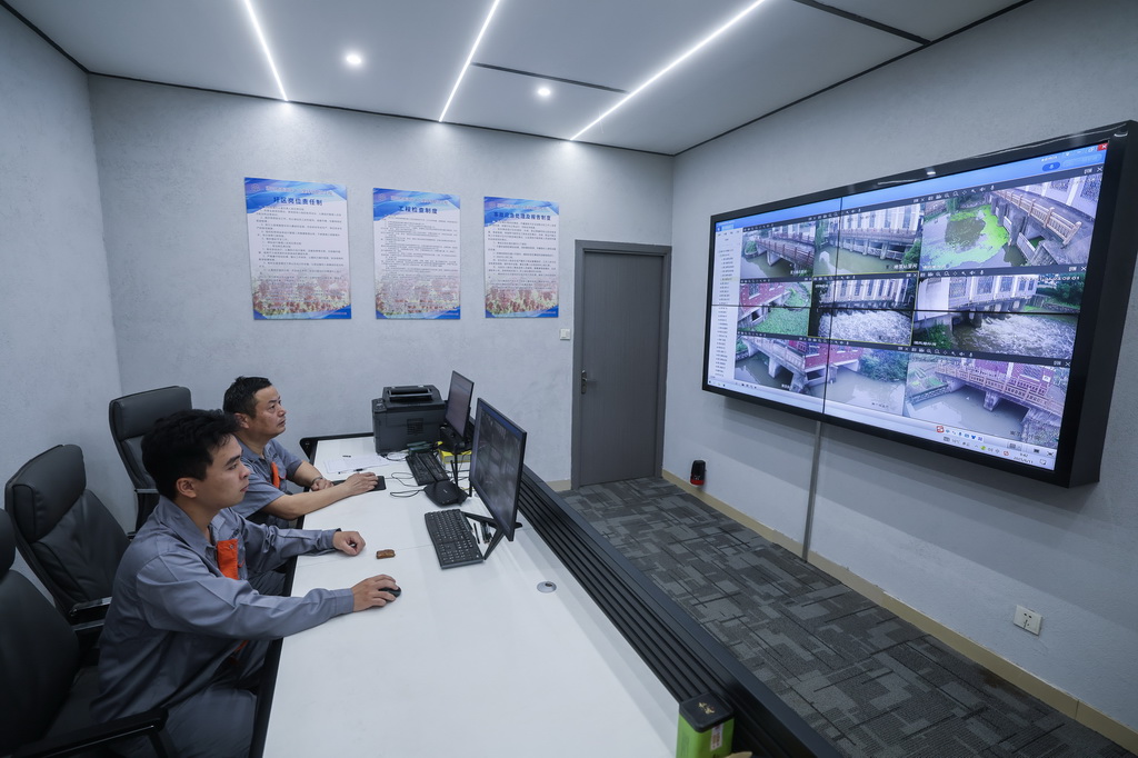 6月11日，嘉興市南湖區大橋鎮十八里圩區運維人員在夏義港泵站控制中心查看實時監控畫面，及時發現并消除安全隱患。