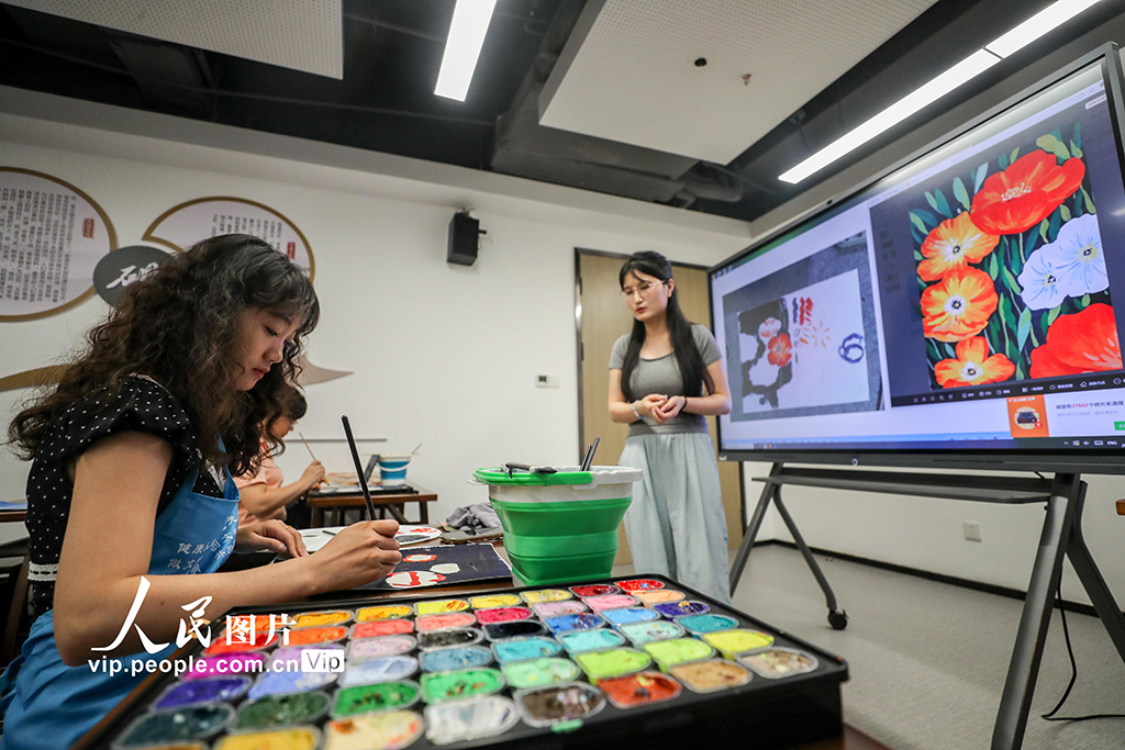 四川宜賓：“工會夜?！秉c亮職工“夜生活”【6】