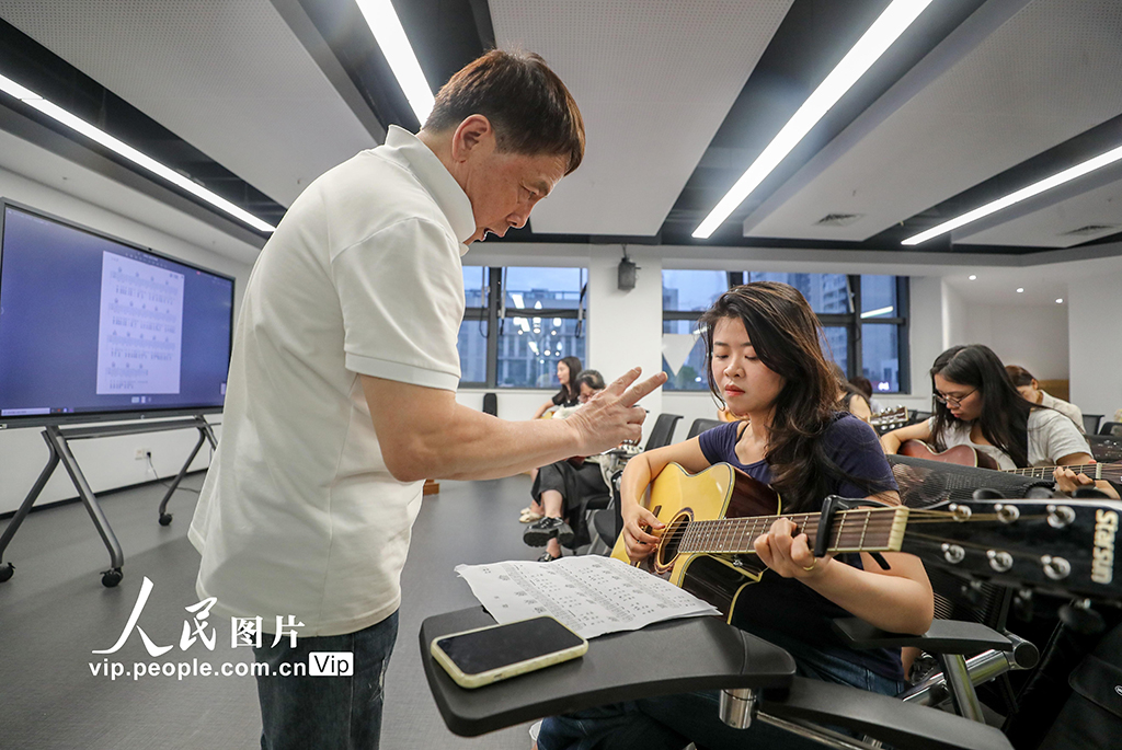 四川宜賓：“工會夜?！秉c亮職工“夜生活”【7】