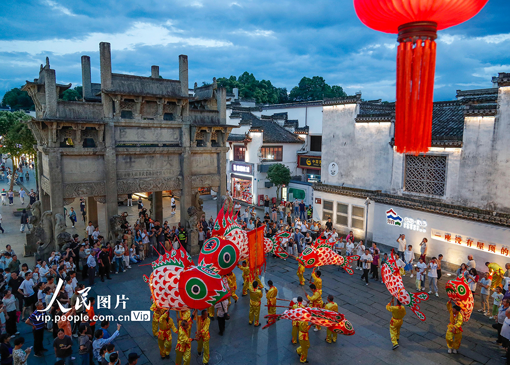安徽歙縣:魚燈巡游鬧古城【2】