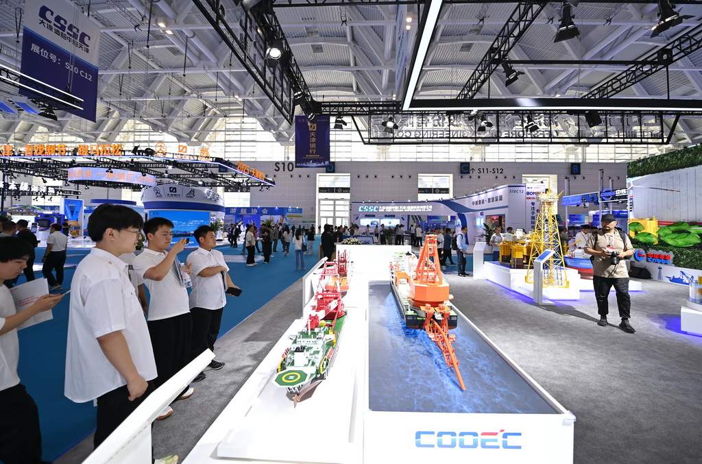 6月12日，與會者在博覽會上參觀。新華社記者 李然 攝