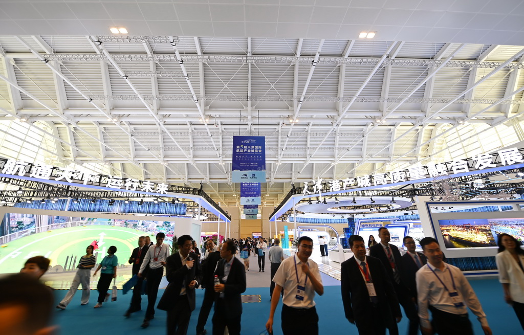 6月12日，與會者在博覽會上參觀。新華社記者 李然 攝