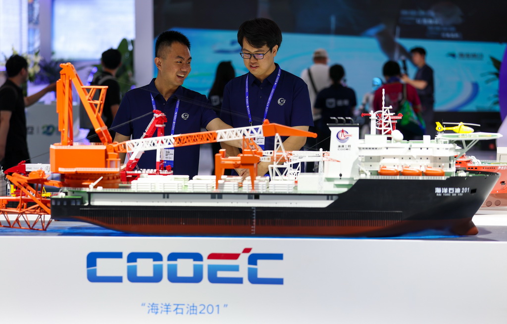 6月12日，與會者在博覽會港航裝備展區參觀。新華社記者 孫凡越 攝