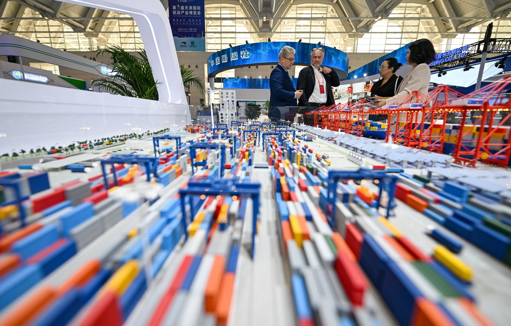 6月12日，與會者在博覽會上參觀。新華社記者 趙子碩 攝