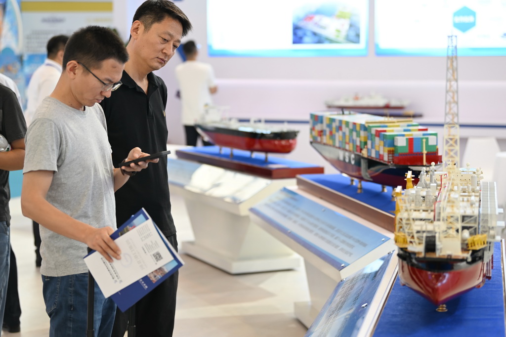 6月12日，與會者在博覽會上參觀輪船模型。新華社記者 李然 攝