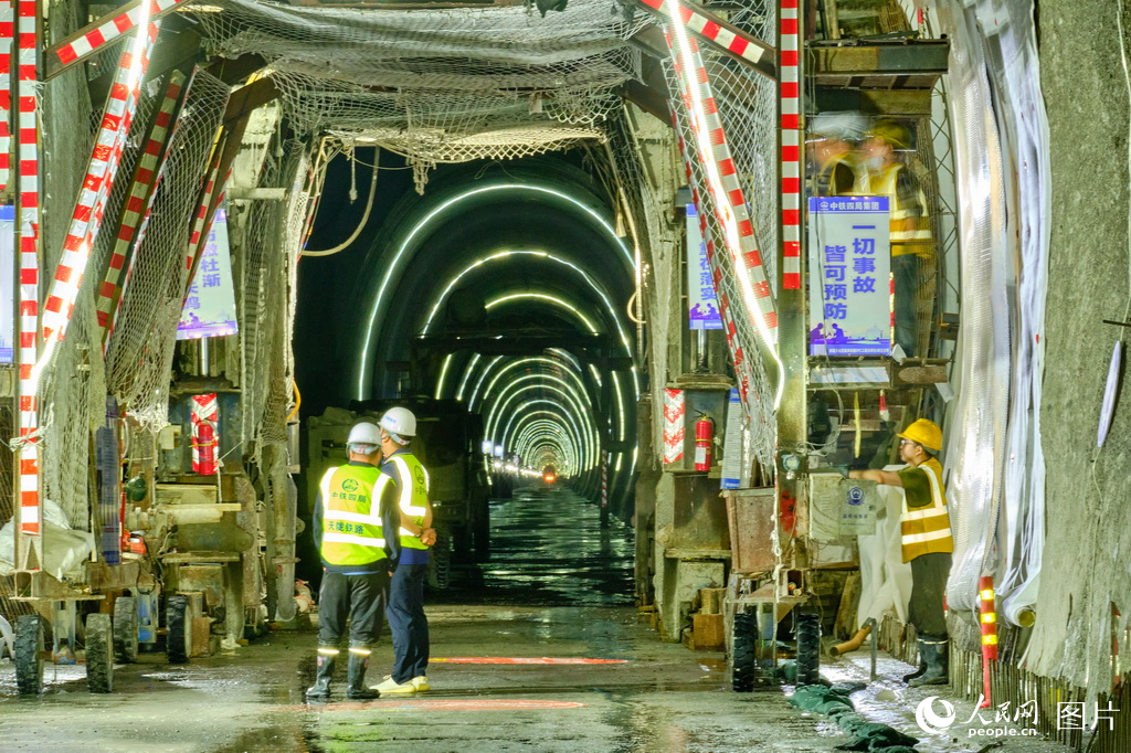 天隴鐵路全線首條特長隧道貫通【3】
