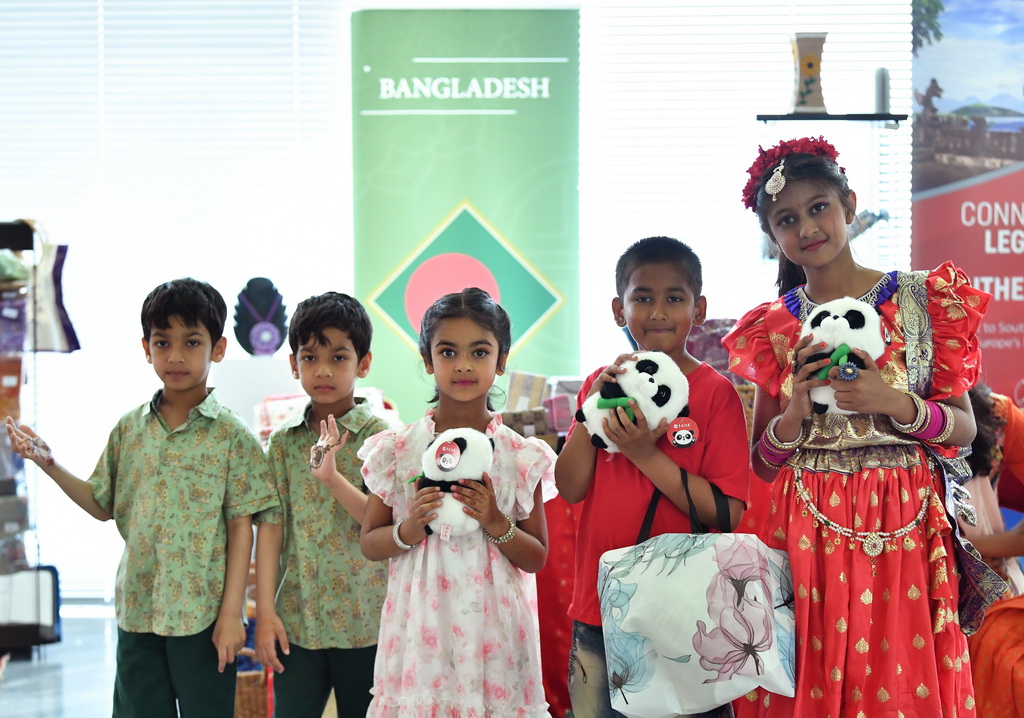 6月11日，在瑞士日內瓦世界知識產權組織總部舉行的第五屆“亞洲文化節”上，來自孟加拉國的小朋友展示他們購買的大熊貓玩偶。