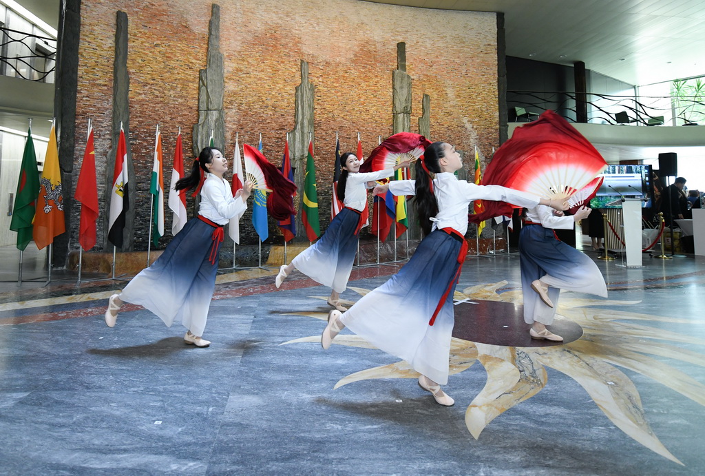 6月11日，在瑞士日內瓦世界知識產權組織總部舉行的第五屆“亞洲文化節”上，來自中國常駐日內瓦代表團的表演者表演中國扇舞《萬疆》。中國常駐日內瓦代表團參與了時尚展演、文化表演及工藝品和美食義賣等多個環節，借此機會呈現中華傳統文化底蘊，展現蓬勃向上的時代精神，并宣介全球文明倡議。