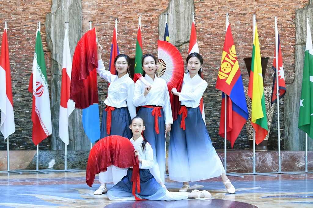 6月11日，在瑞士日內瓦世界知識產權組織總部舉行的第五屆“亞洲文化節”上，來自中國常駐日內瓦代表團的表演者表演中國扇舞《萬疆》。中國常駐日內瓦代表團參與了時尚展演、文化表演及工藝品和美食義賣等多個環節，借此機會呈現中華傳統文化底蘊，展現蓬勃向上的時代精神，并宣介全球文明倡議。