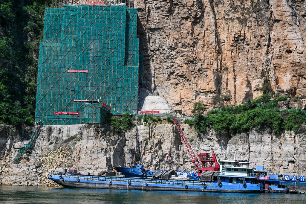 6月12日拍攝的重慶巫山小三峽龍門峽危巖治理現場。