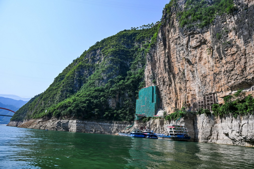 6月12日拍攝的重慶巫山小三峽龍門峽危巖治理現場。