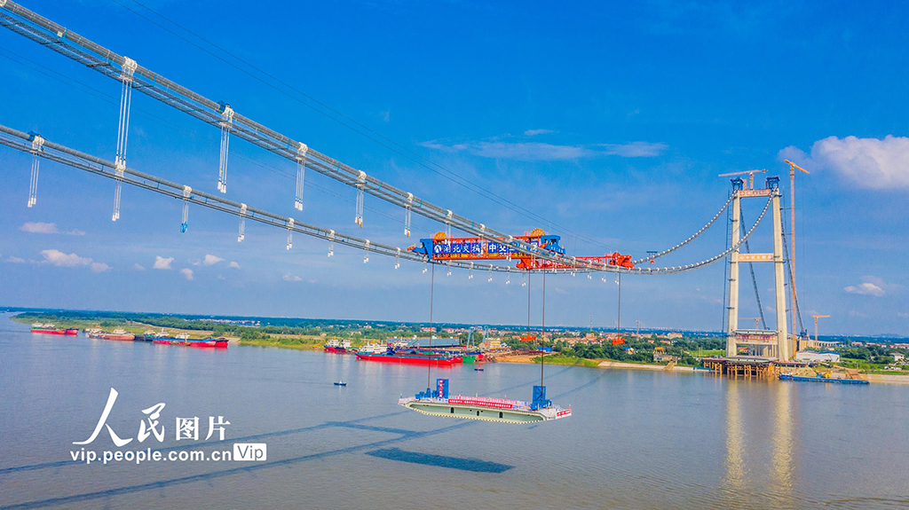 湖北武漢:雙柳長江大橋主梁首節鋼箱梁架設完成【2】