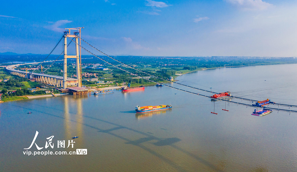 湖北武漢:雙柳長江大橋主梁首節鋼箱梁架設完成【3】