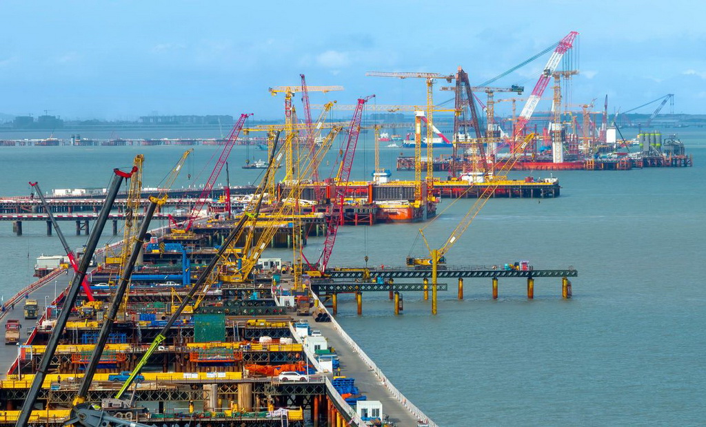 這是廈金大橋（廈門段）海上橋梁大規模裝配化施工現場（無人機照片，6月13日攝）。